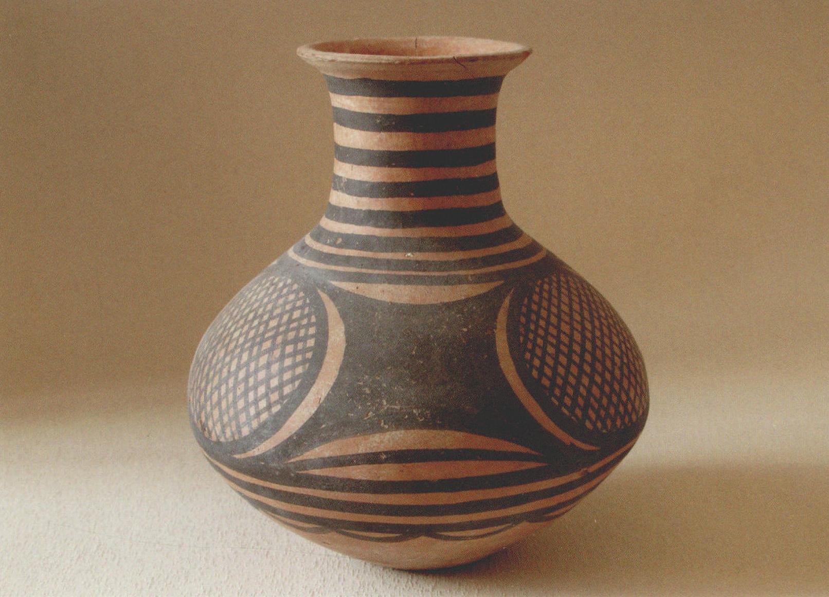 图4-4 仰韶文化彩陶壶